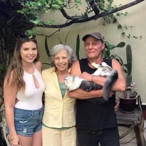 Meet your Posher, Lois